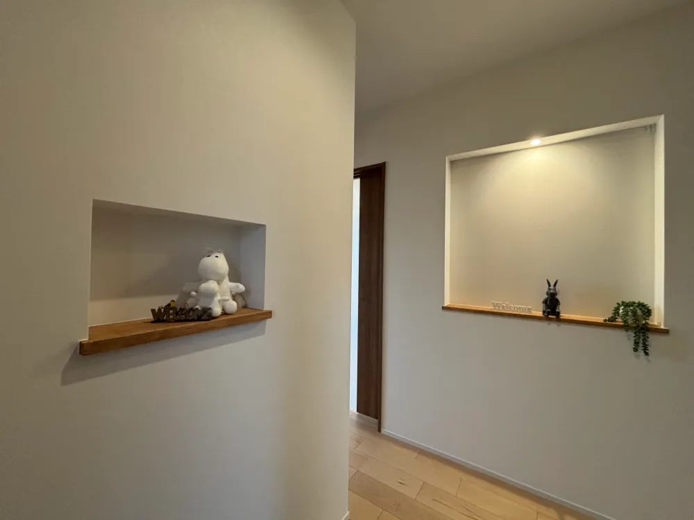 玄関ホールには2つのニッチ