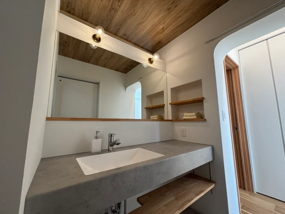 見どころ②幅2mの広々とした造作洗面で収納力と時短◎