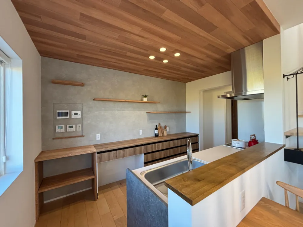 木目調の下がり天井×一面はグレーのクロスで素敵なキッチン