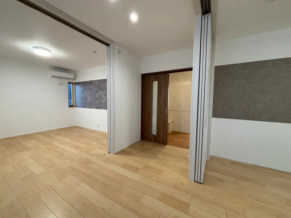 車庫を建て替えて、駐車スペース＋ビルトインガレージ、ゲストルームを作りました。