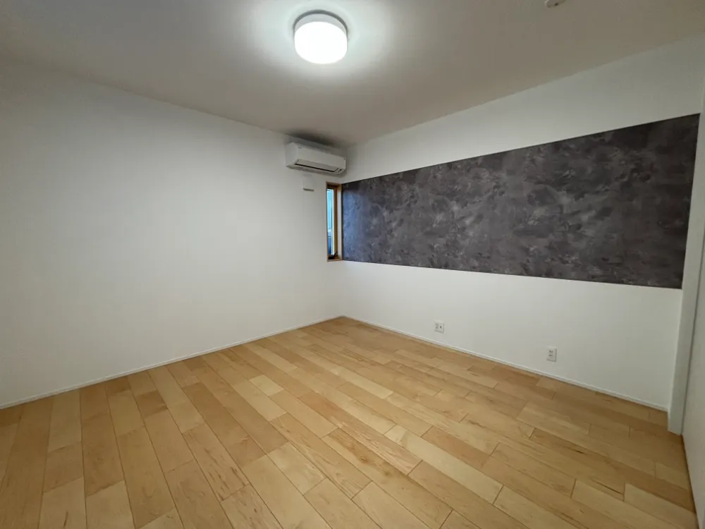 車庫を建て替えて、駐車スペース＋ビルトインガレージ、ゲストルームを作りました。