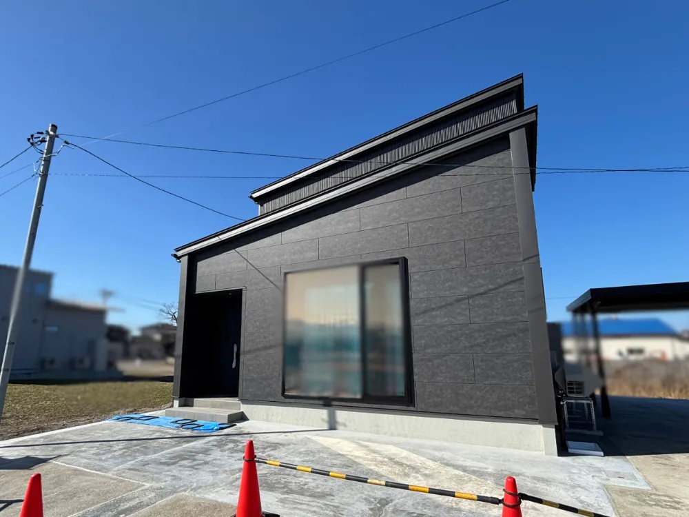 黒のガルバリウムと貼り分けでシンプルかっこいい外観