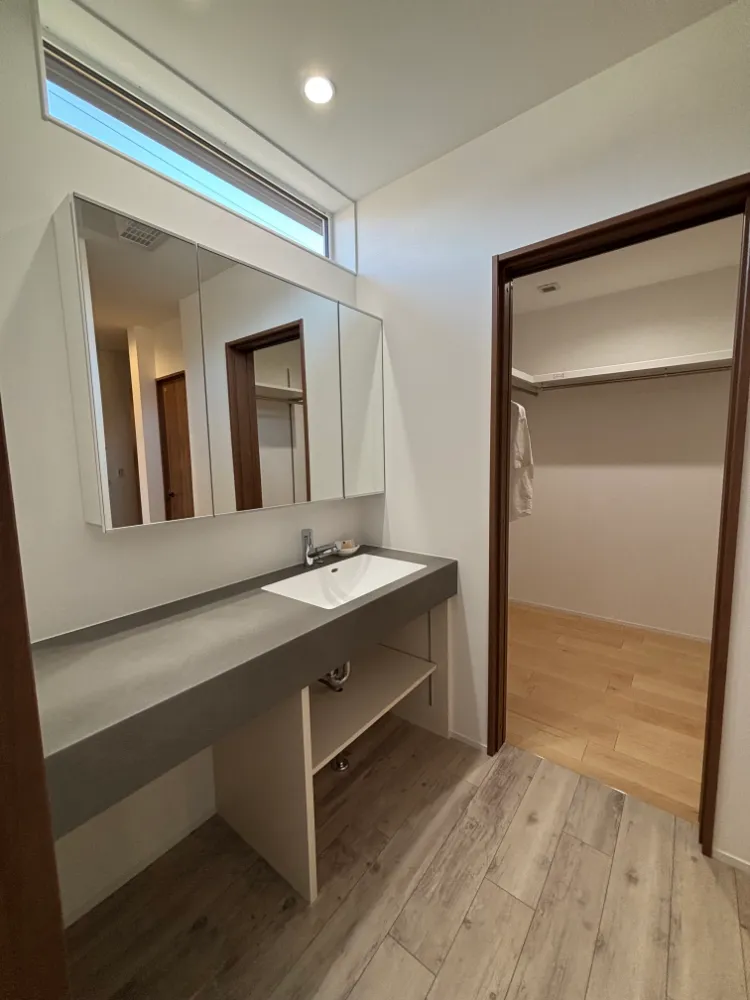 シンプルな洗面台とファミリークローゼット
