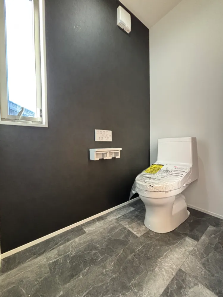 ブラックで統一感のあるトイレ