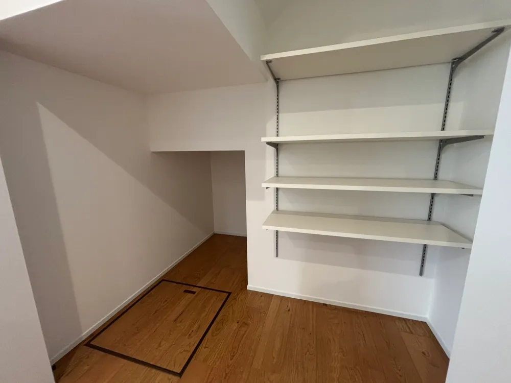 デッドスペースの階段下を活かした収納