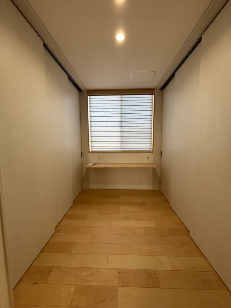 造作のカウンターをつけた、真ん中のお部屋