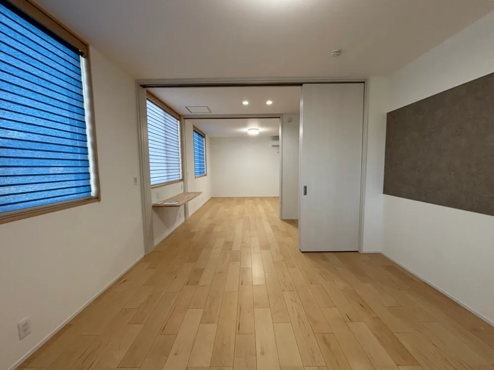 車庫を建て替えて、駐車スペース＋ビルトインガレージ、ゲストルームを作りました。