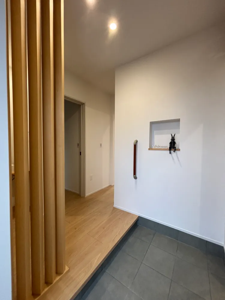 目隠し格子を取り入れた玄関