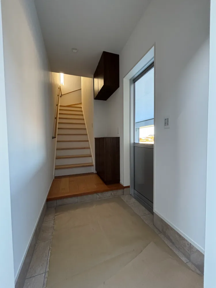 玄関からもガレージへ出入りすることができます