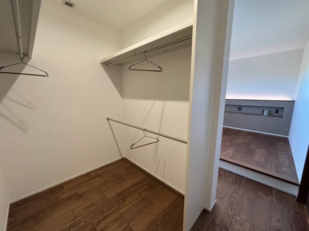 寝室と繋がるウォークインクローゼット