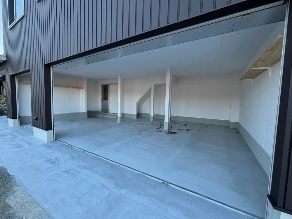 車3台、バイク2台が置ける広々とした空間