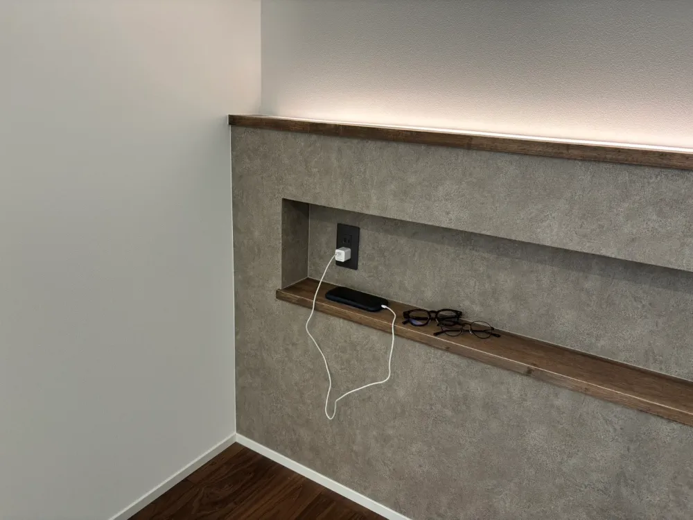 ベッドヘッドはスマホの充電や眼鏡の置き場所に◎