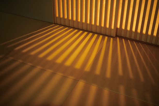 格子から漏れ出る光